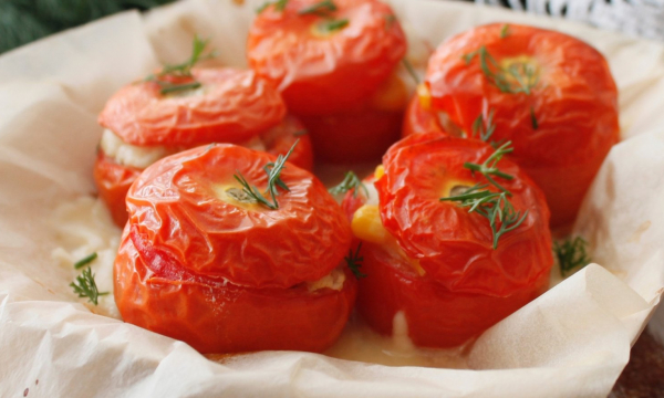 Как вкусно запечь помидоры: рецепт идеальной летней закуски